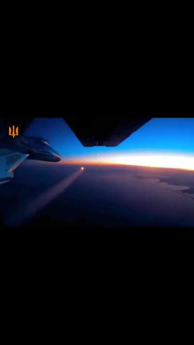 Ukrainian Air Force Su-27 shooting R-73 at a Russian drone or cruise missile [VIDEO]