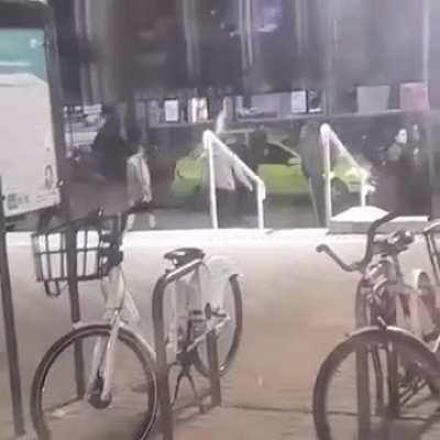 Poliamor entre policías terminó a las piñas en la terminal de Santa Fe
