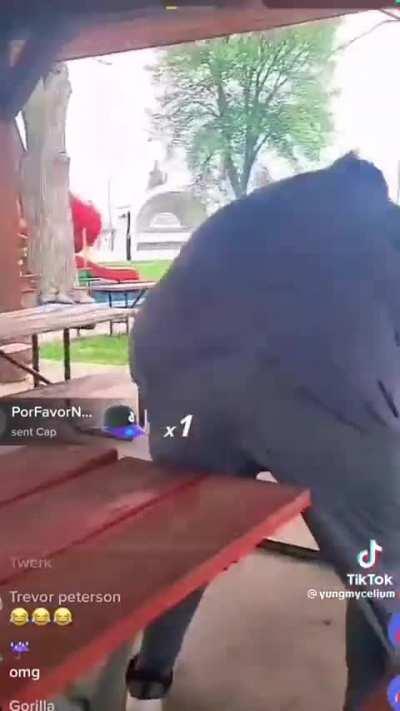 Bro looks like a One Piece character 💩