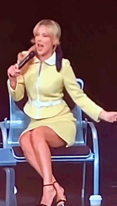 Wish she would spread her legs wide😋