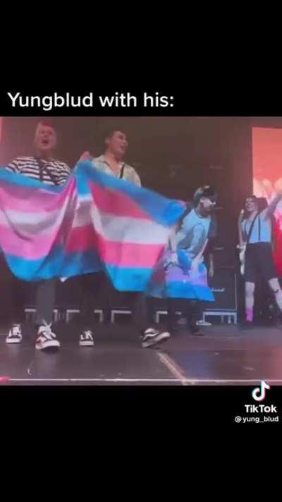 Adam Levine's fan interactions vs Yungblud's