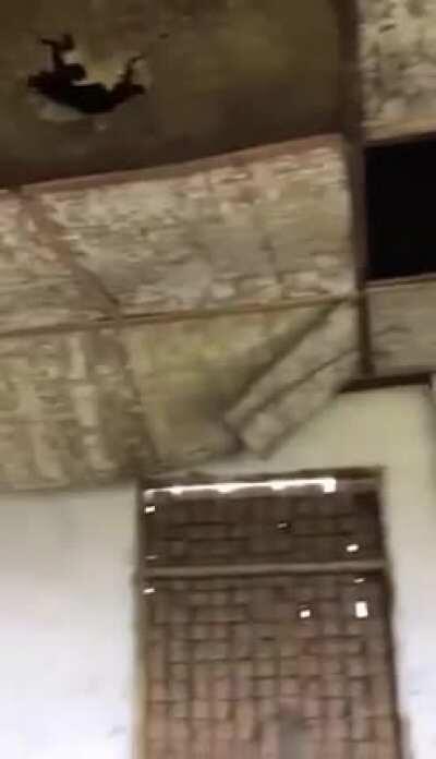 越南贫困儿童惨遭洗脑,赞美修宪无耻连任的越南总书记阮富仲