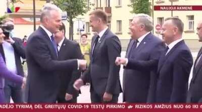 Maždaug 9 metų berniukas išmokė, kaip sveikinasi ten tas jaunimas