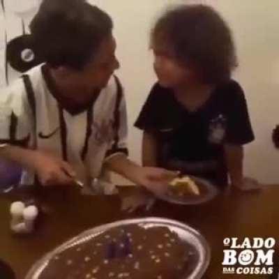 The Brazilian tradition says that the first portion of your birthday cake goes to the person you love the most, the boy gave it to his brother, who cried with happiness