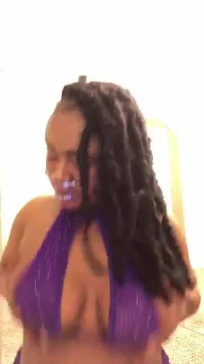 Titties are for play time 🤗🤷🏾‍♀️😋