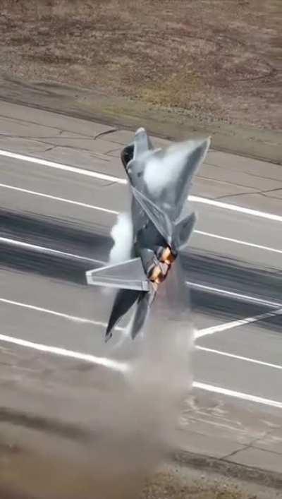 F22 tearing up the sky Credit: The Afterburner Podcast on YouTube