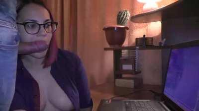 Gamer Girl Does Blowjob Without Being Distracted From The Game