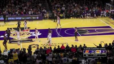 [Highlight] The Lakers double Devin Booker at half court and force the Suns 10th turnover in the first quarter