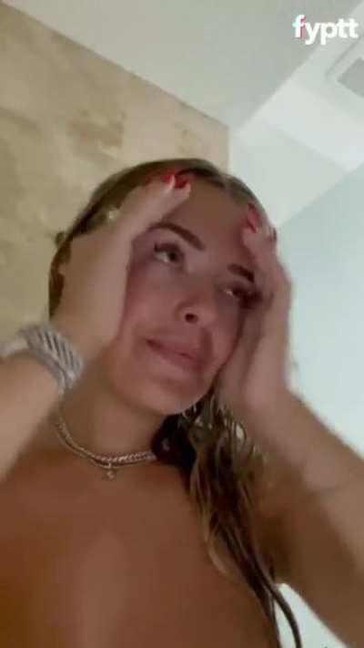 Famous TikTok thot shows tits to her fans while taking a bath