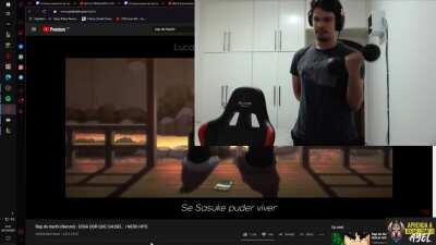 Ayel malhando ao som de RAP de anime