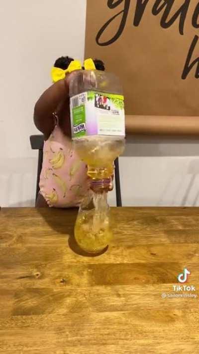 How to pour juice into a glass