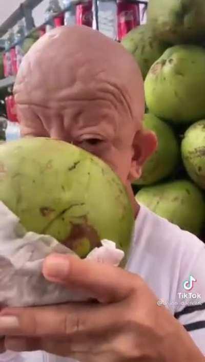 Bom dia galera, voces gostam de agua de coco? 😂😂