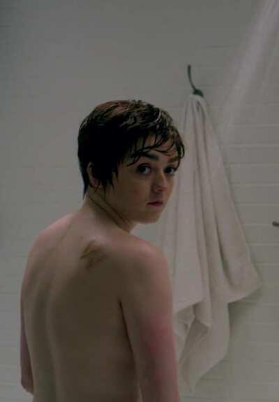 Looks like Maisie Williams cleaning her bush down