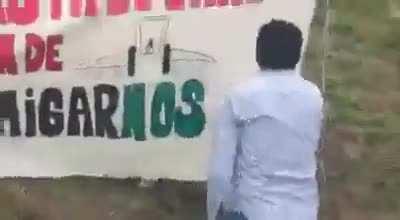 El momento en que desplegaron la bandera en el acto de Alberto