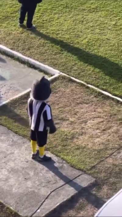 Torcedor enchendo o saco do Patativa, mascote do Central