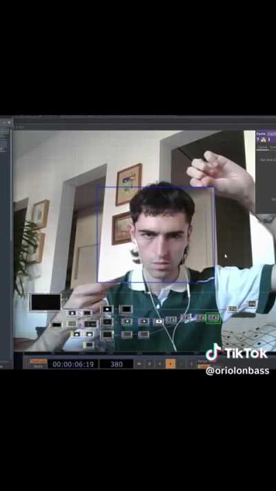 How do you recreate this effect? I am very new to touchdesigner