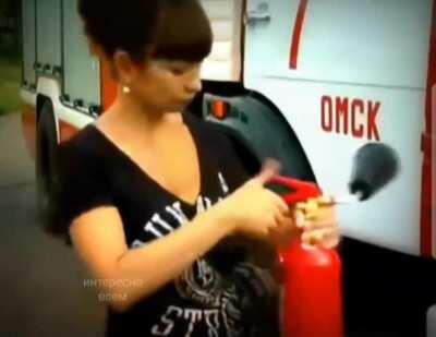WCGW not knowing how to use a fire extinguisher