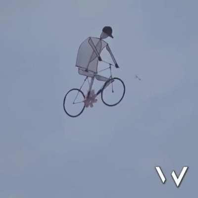 Kite design made to emulate riding a bike