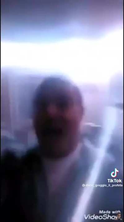 Il profeta sfoga la sua furia sulle divinità religiose cristiane (grazie a dario_greggio_il_profeta su tik tok per aver postato questa perla di saggiezza )