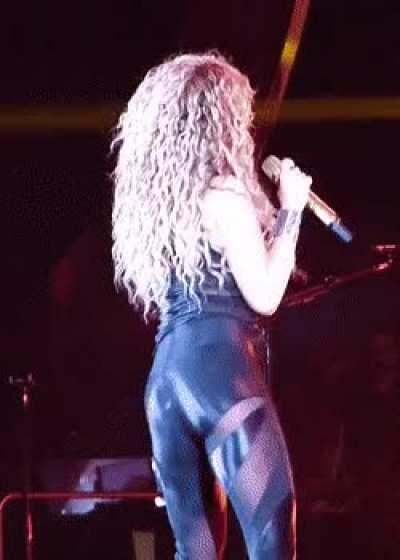 Shakira's ass jiggle
