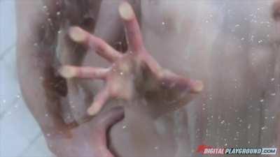 Riley Reid likes to fuck in the shower