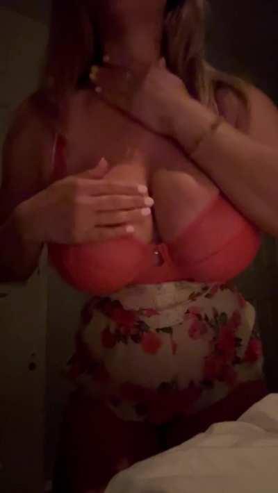 Hi this sub removes all my titles so here I am rubbing lotion on my bod