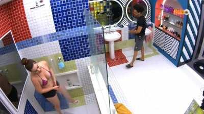 Naiara Azevedo lavando a xota