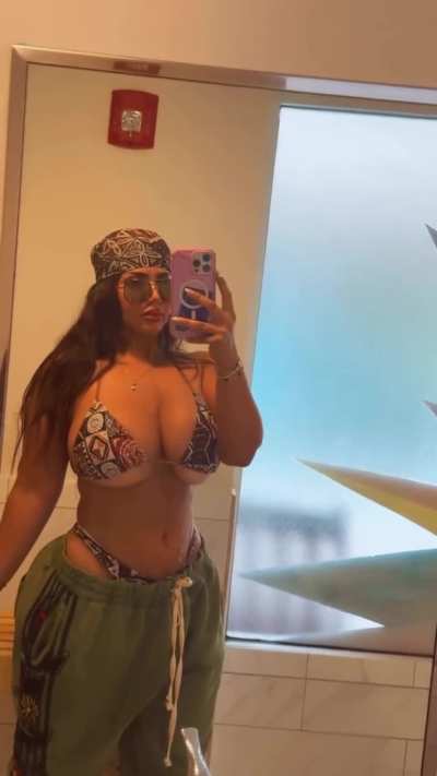 Saudi girl is packing