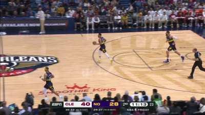 [Highlight] Evan Mobley gets the steal, drives past Valanciunas and hits him with a scoop layup. Wade gets the steal on the other end, Mobley gets an easy slam dunk off the Garland bounce pass!