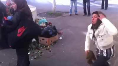 Conflict intre neveste de rodditori; la un moment dat, un moderator incearca sa aplaneze conflictul...