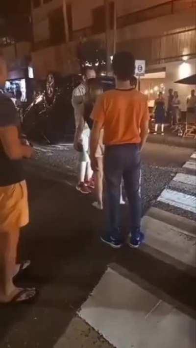 Piba borracha volcó su auto y provocó un accidente: 