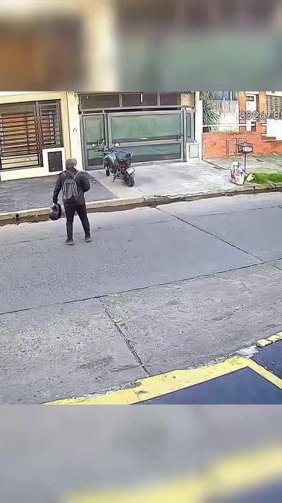 Malvivientes quisieron robarle la moto a un karateca vecino de La Tablada, La Matanza y se defendió con todo