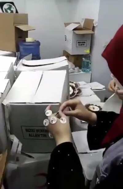 Görüntüler, İstanbul Fatih'ten... Kızılay'ın yardım kolileri açılıp, içindeki malzemeler Suriyeli Derneğin kolilerine yerleştiriliyor. Kızılay yardımlarının Suriye'deki gruplara dağıtıldığı öğrenildi. Ancak bu durum Kızılay'a bağış yapan vatandaşlara açık