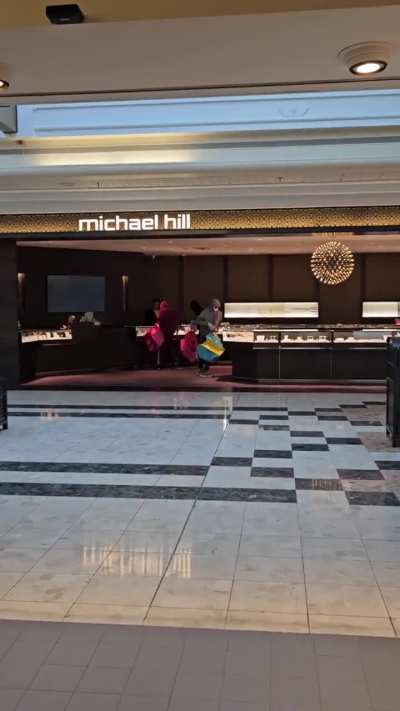 Jewelry robbery in broad daylight