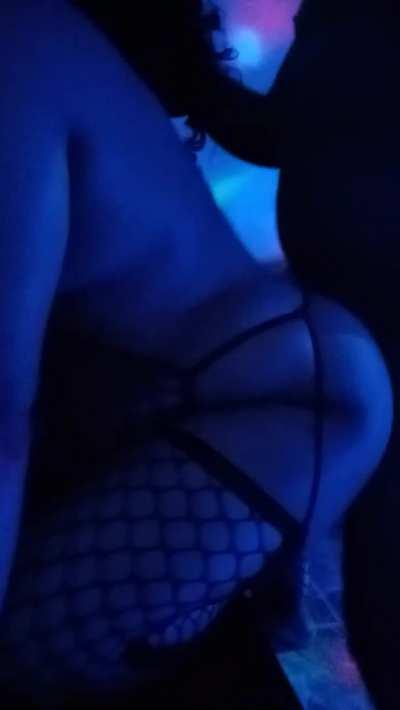 Enjoying party night in sexy mom's ass! Sound on and listen to her pleasing moans!