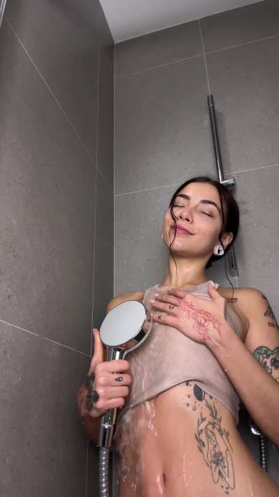 A “Wet Wednesday” Lunch Break: I’ll admit… I’m already sensing a lazy week where I won’t be posting a lot and definitely not anything early here in my time zone! So I’ll drop something sexy around lunchtime and then be on my horny and merry way! Bon appet