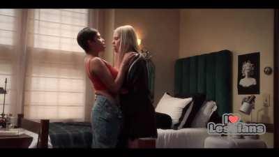 Renee Rapp & Lilith Mesidor, Nare Israelyan, Kara Jobe, Emily Morales-Cabrera, Hope Jaymes, Sydney Malakeh (The Sex Lives of College Girls - s02e03) *NO MUSIC*