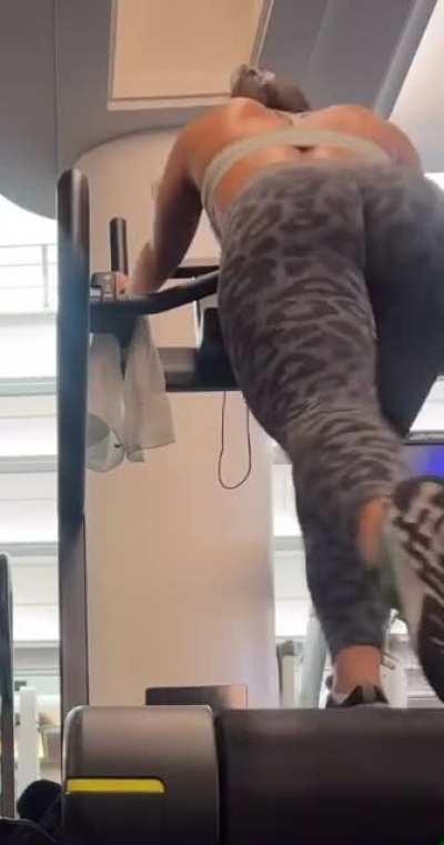 @livefitelle running on treadmill