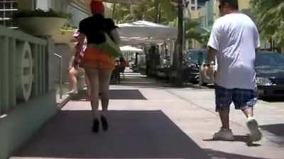 Pantyless miniskirt around Miami