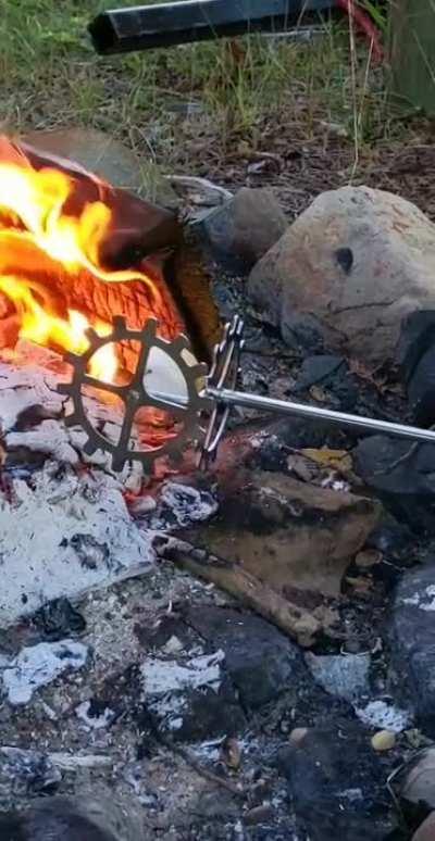 A 360° marshmallow roaster on two axes of rotation