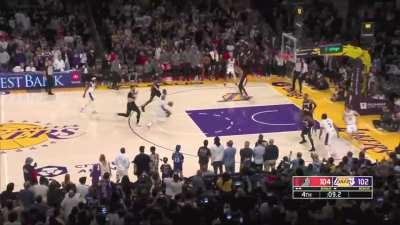 [Highlight] Lebron goes down the empty lane to tie the game with 7 seconds left