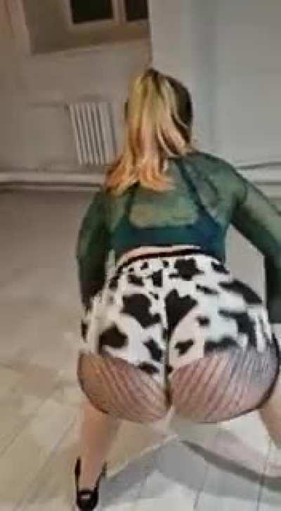 Shaking it for you in my studio 😘