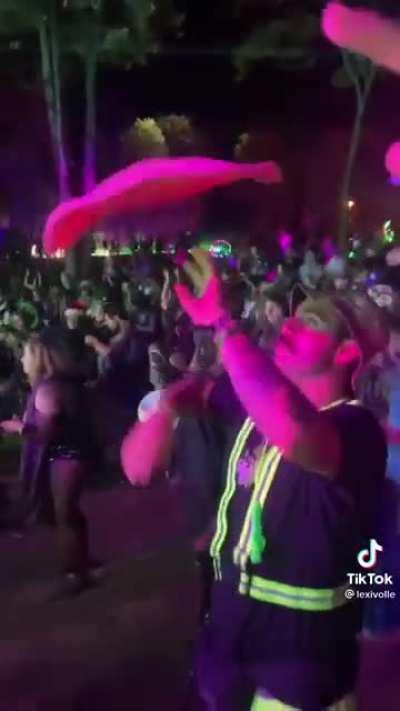 Rave Mario busts out his pizza