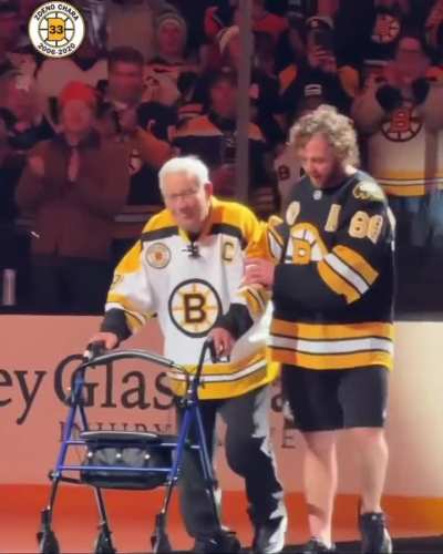Obrovské pocty se v noci dočkal bývalý slovenský hokejista Zdeno Chára, jehož číslo 3️⃣3️⃣ bylo navždy vyřazeno Bostonem Bruins. Během samotného ceremoniálu se na ledové ploše objevily největší legendy klubu, nejlepšího střelce historie klubu Johna Bucyka