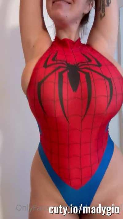 Mady Gio cosplay bouncing