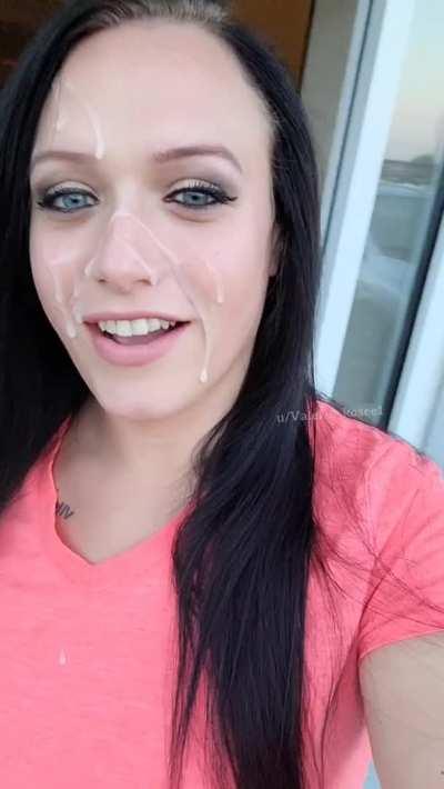 I like showing everyone I'm a cumslut 😋