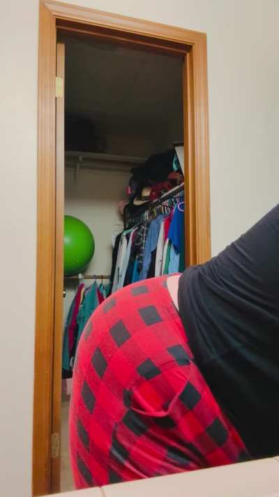 Your Bossy MILF’s Farting Cheeks Just Let One RIP… Now Get Over Here & Inhale Every Last One, My Favorite Boy-Toy 🔥