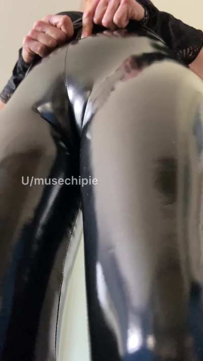 Love showing of my cameltoe in the tightest and shiny leggings