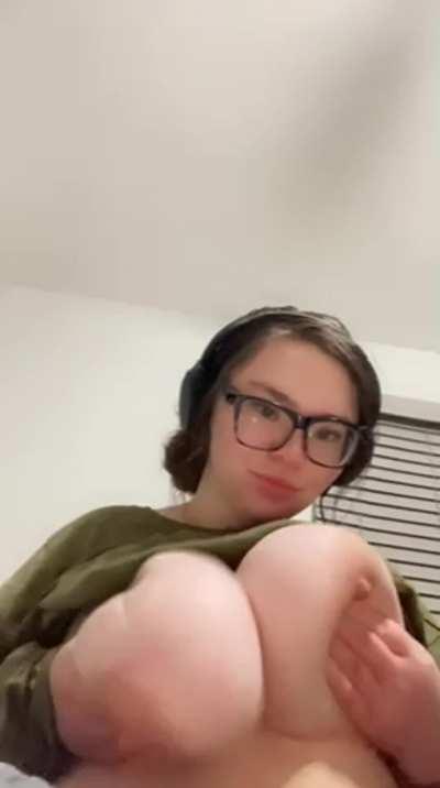 Come lay on my tits and watch anime🥰