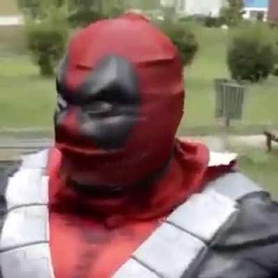 Que hace el cristian disfrazado de deadpool?